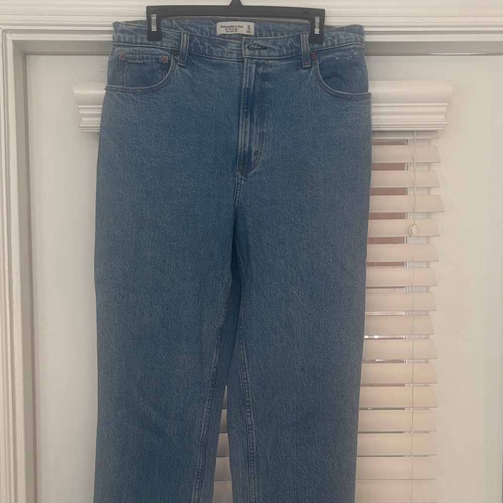 Abercrombie & Fitch “The 90s Straight Ultra High Rise”